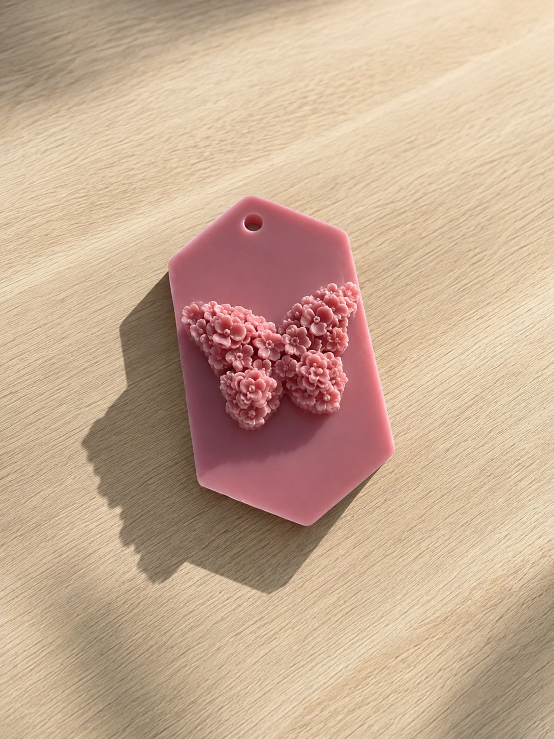Χειροποίητο ροζ wax tablet από κερί σόγιας με ανάγλυφη floral πεταλούδα